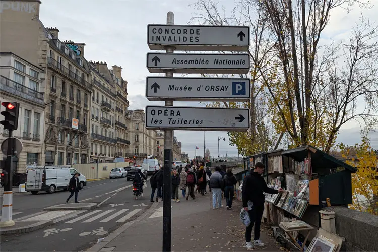 Placas de sinalização em Paris indicando atrações da cidade.