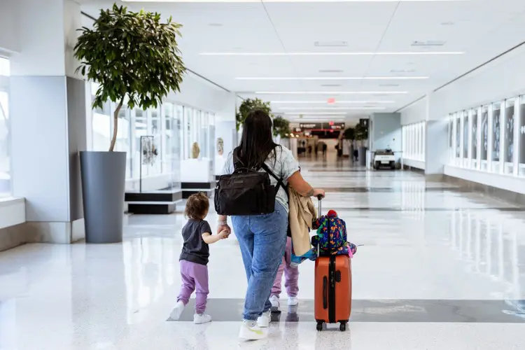 Mãe viajando para Paris com crianças