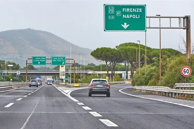 Estrada italiana com carros em movimento.