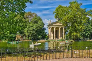 Lago na Vila Borghese