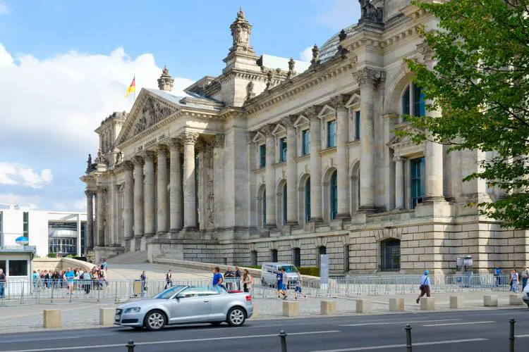 Turistas em frente ao Reichstag