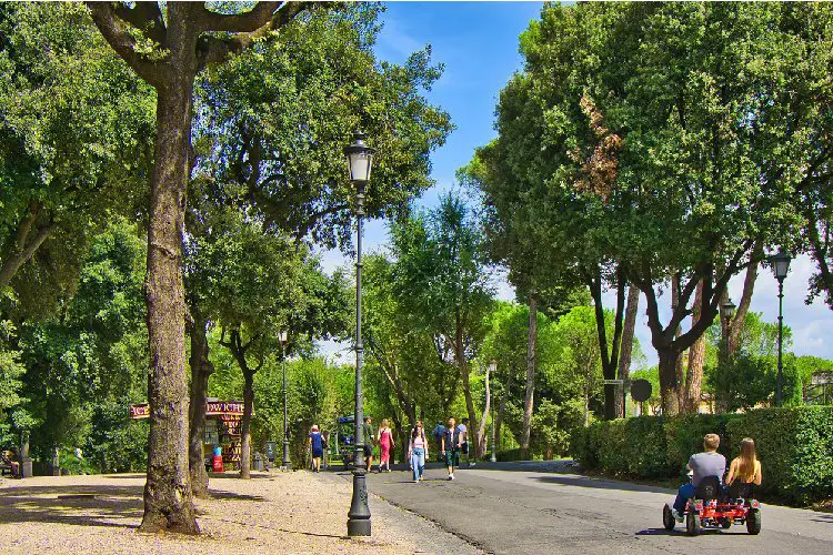 Pessoas em parque italiano