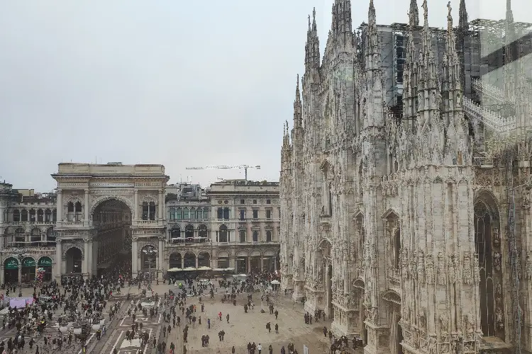 Vista da Galeria Vittorio Emanuele e da Duomo de Milão.