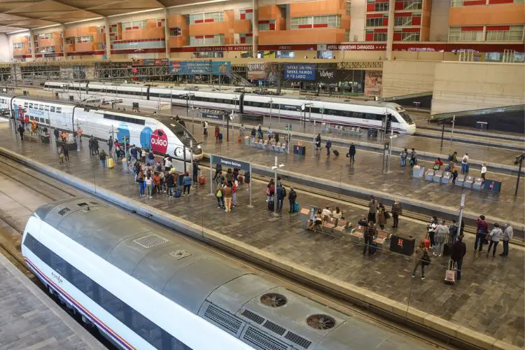Plataforma de estação ferroviária com trens de alta velocidade na Europa