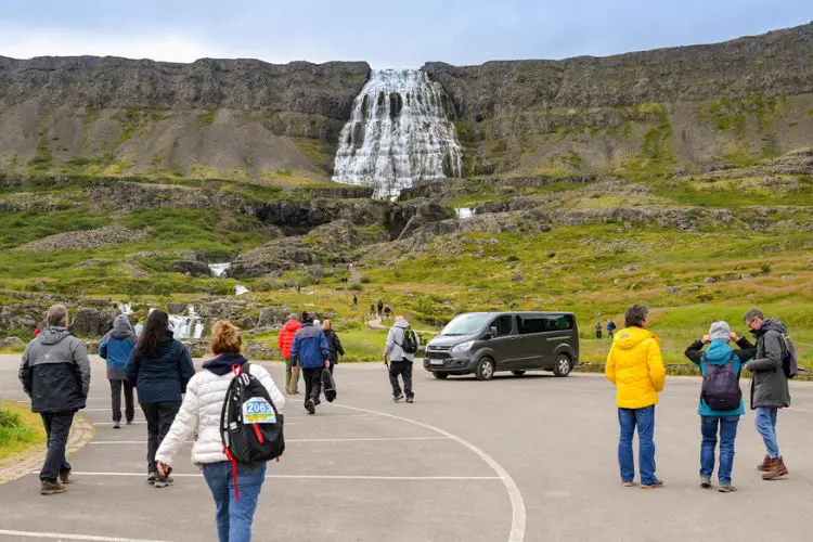 Pessoas caminhando em Westfjords.