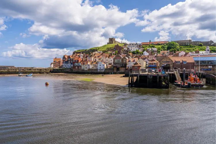 Casas da orla da praia de Whitby Beach em Yorkshire