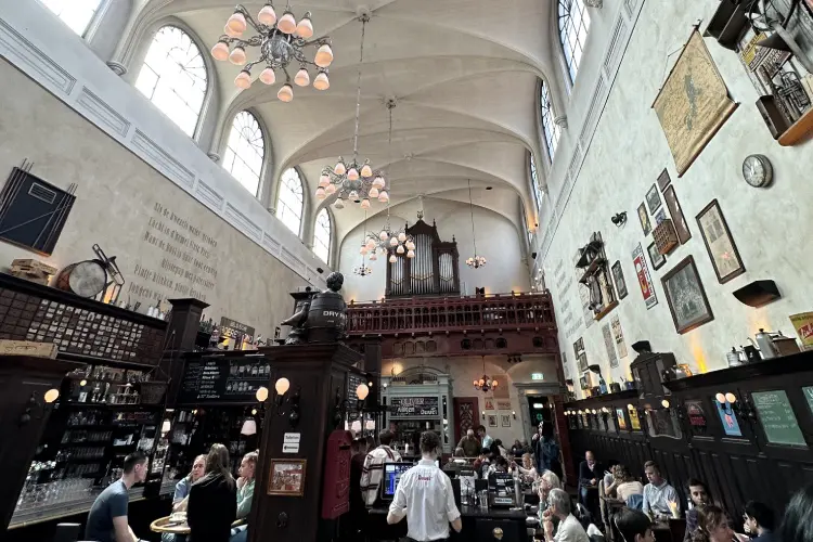 Bar instalado dentro de uma antiga igreja em Utrecht, Holanda
