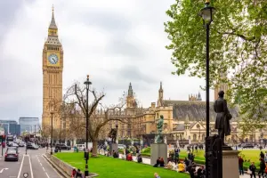 Vista do Big Ben a partir da Parliament Square, em Londres.