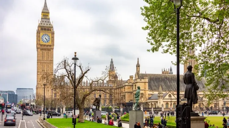 Vista do Big Ben a partir da Parliament Square, em Londres.
