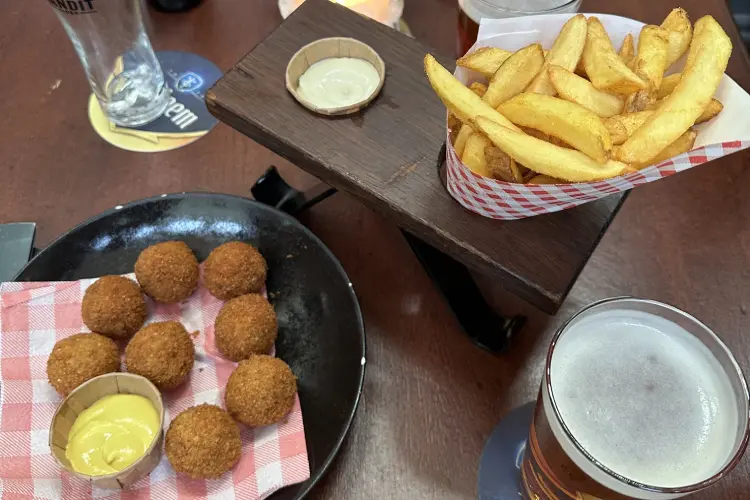 Croquete holandês bitterballen servido em porção tradicional em Utrecht