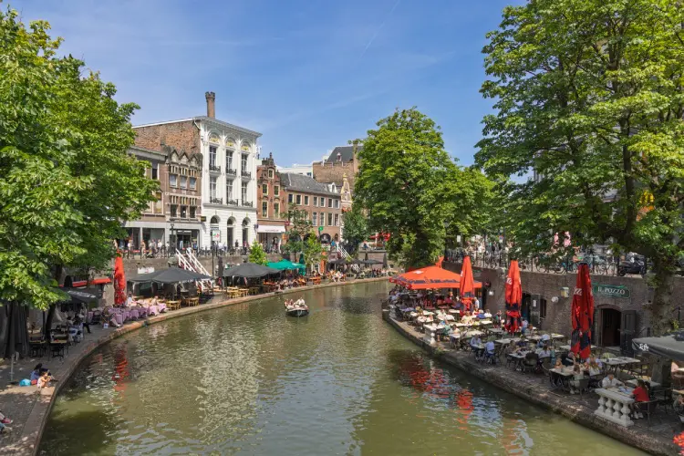 Canal de Utrecht com barcos e casas típicas durante o verão, Holanda.