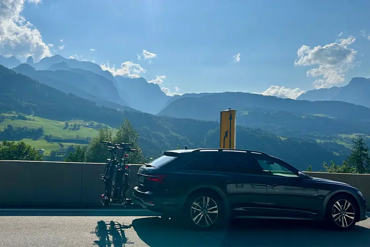 Carro parado na autoestrada austríaca durante congestionamento com paisagem alpina ao fundo