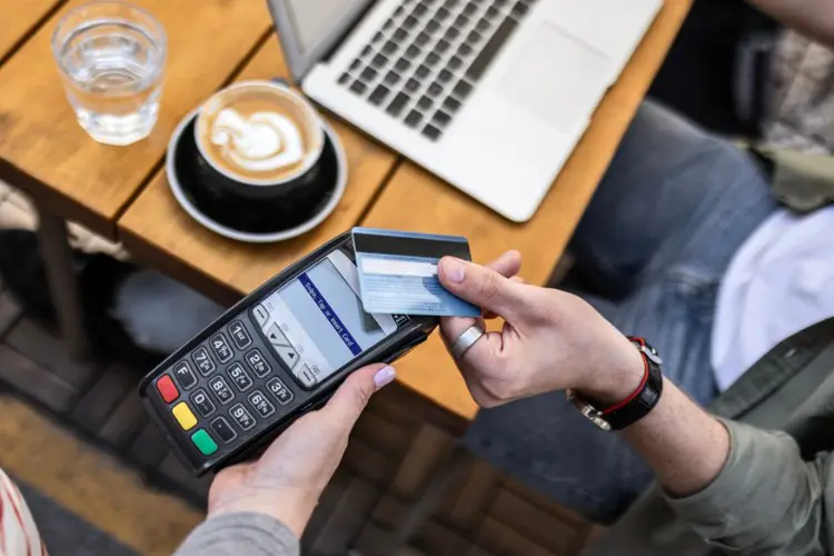 Cliente pagando com cartão no restaurante