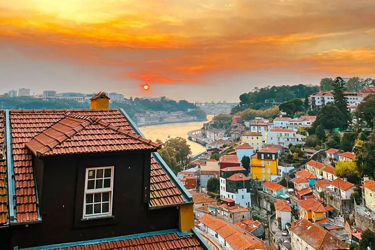 Casas próximas ao miradouro do Jardim das Virtudes, no Porto, Portugal