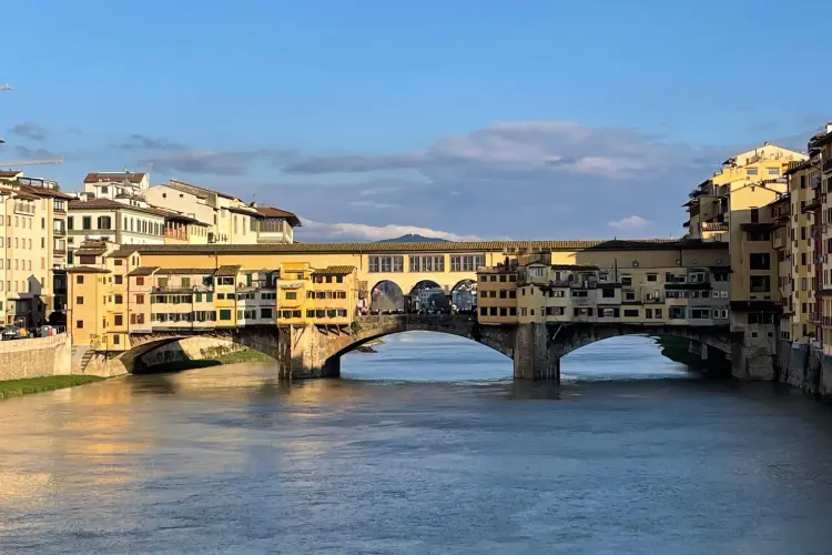 Ficar próximo a Ponte Vecchio é um dos melhores locais de onde ficar em Florença.