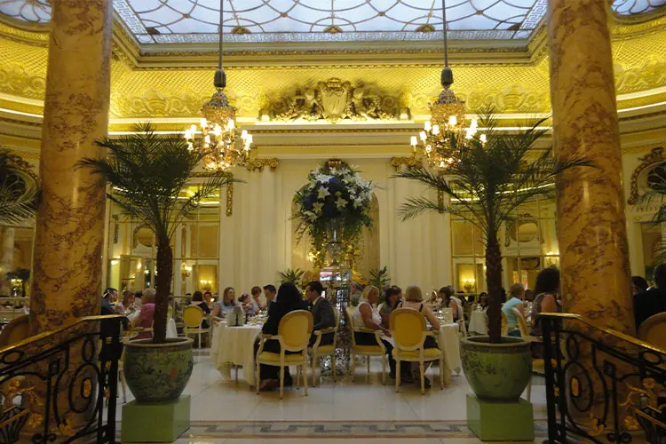 Salão no Hotel Ritz onde é servido o chá das 5