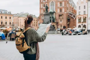 Turista passeando na Europa em setembro.