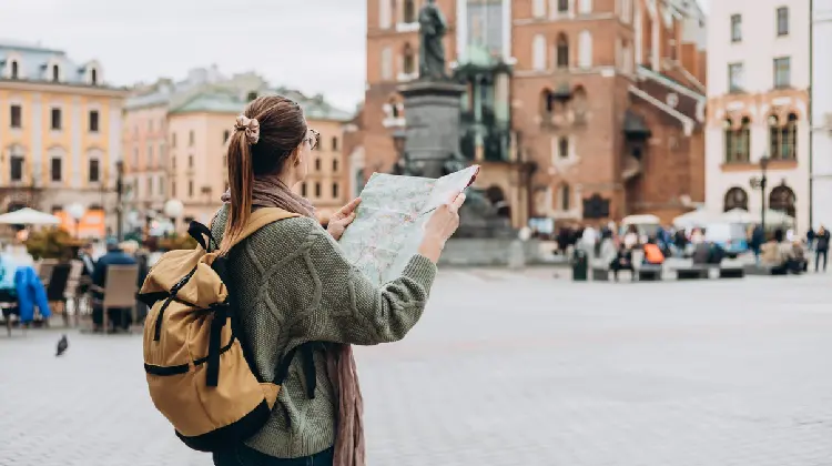 Turista passeando na Europa em setembro.