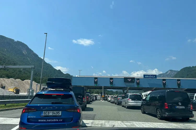 Veículos parados mostram que congestionamentos podem ser um desafio para dirigir na Europa