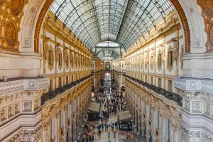 Interior da Galleria Vittorio Emanuele II, local popular para fazer compras em Milão.