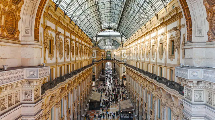 Interior da Galleria Vittorio Emanuele II, local popular para fazer compras em Milão.