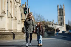 Mãe viaja para Inglaterra com criança.