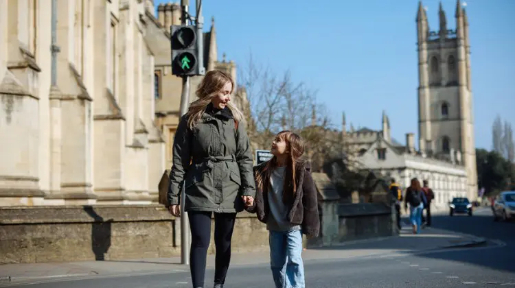 Mãe viaja para Inglaterra com criança.