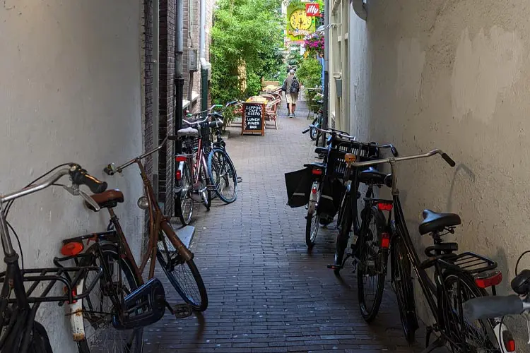Clássica cenal na capital dos Países-Baixos tomado por bicicletas