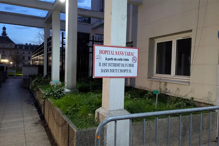 Acesso a típico hospital da região parisiense