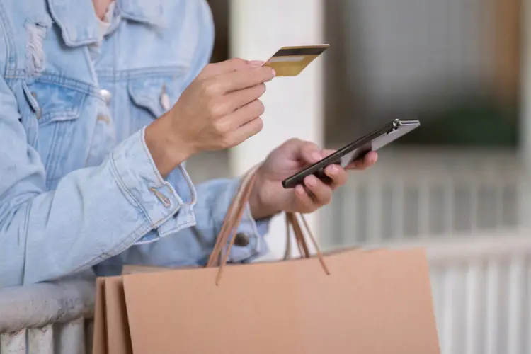 Mulher fazendo pagamento com cartão