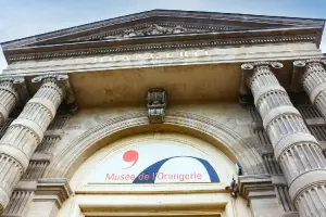 Entrada do Musée de l'Orangerie, no Jardin des Tuileries.