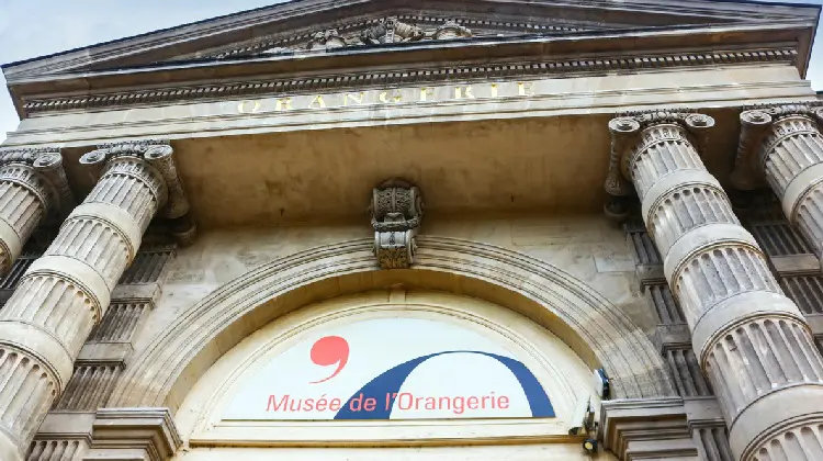 Entrada do Musée de l'Orangerie, no Jardin des Tuileries.