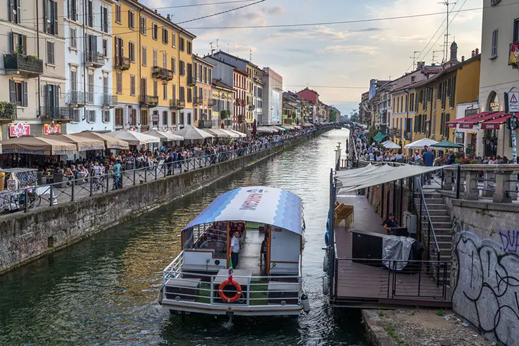 Barco de passeio no canal Naviglio Grande, em Milão.
