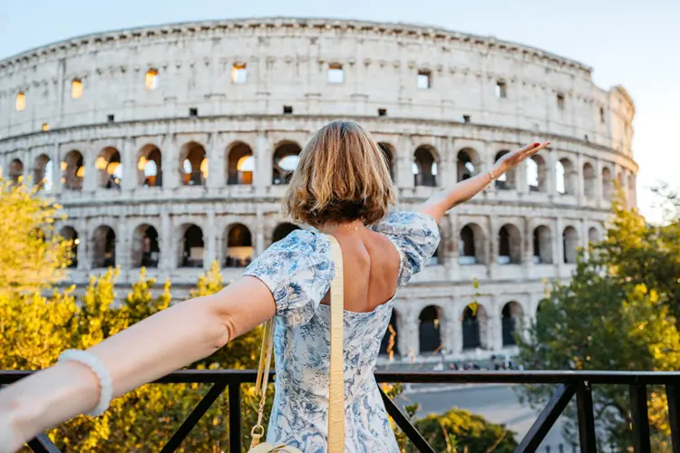 Turista em frente ao Coliseu em Roma