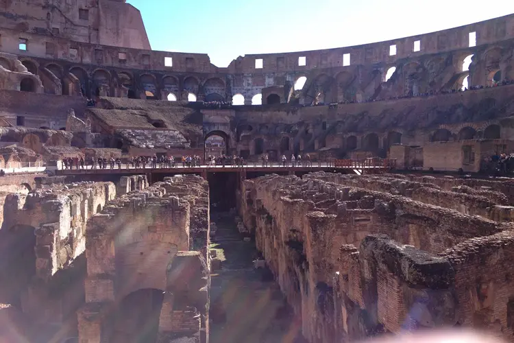 Vista interna do Coliseu em Roma