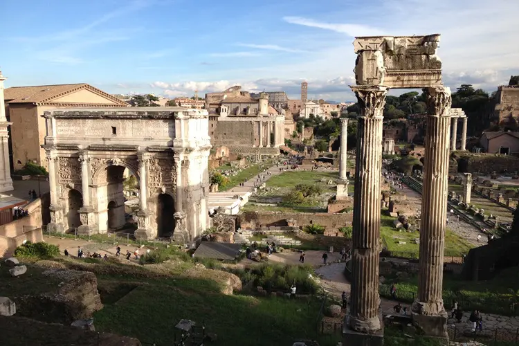 Vista do Fórum Romano e Palatino em dia de céu azul em Roma.