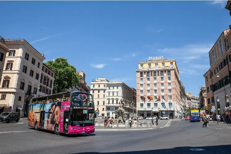 Ônibus hop-on hop-off Roma passando pola rua.