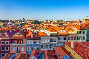 Casas coloridas e típicas da cidade também estão entre as opções mais autênticas de onde ficar em Porto durante a viagem