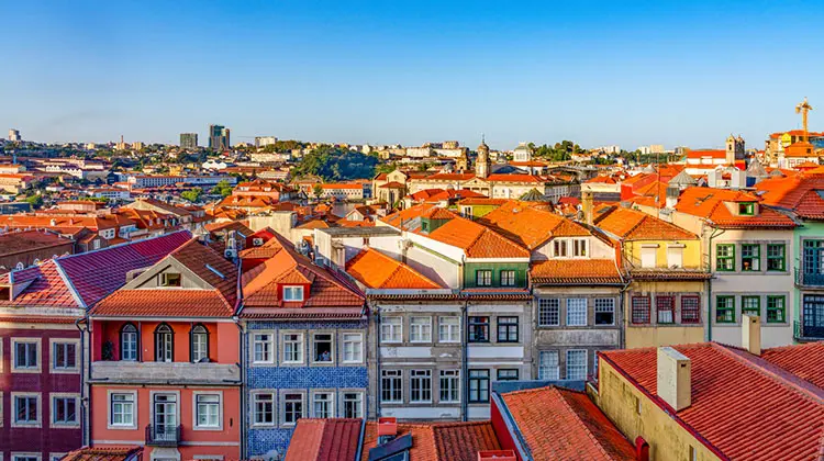 Casas coloridas e típicas da cidade também estão entre as opções mais autênticas de onde ficar em Porto durante a viagem