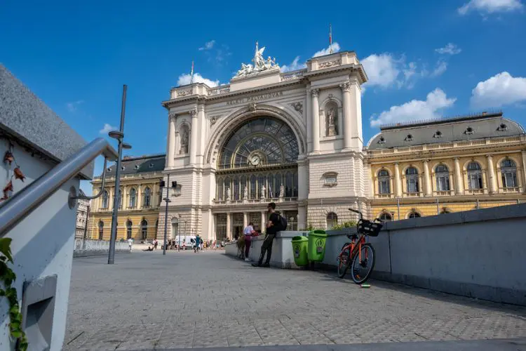 Estação de trem em Budapeste dia ensolarado