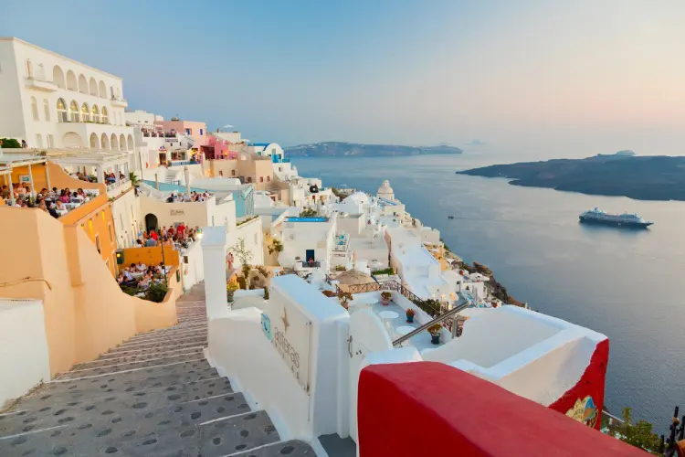 Há regiões em Santorini cheia de restaurantes.