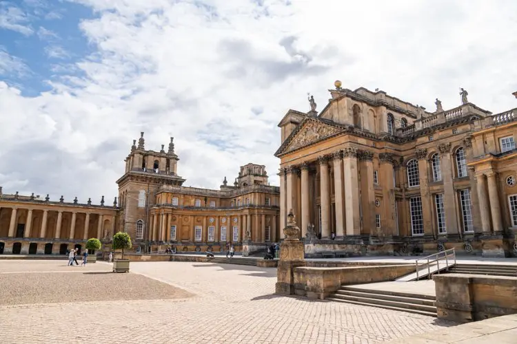 Entrada do Palácio de Blenheim, no Reino Unido.