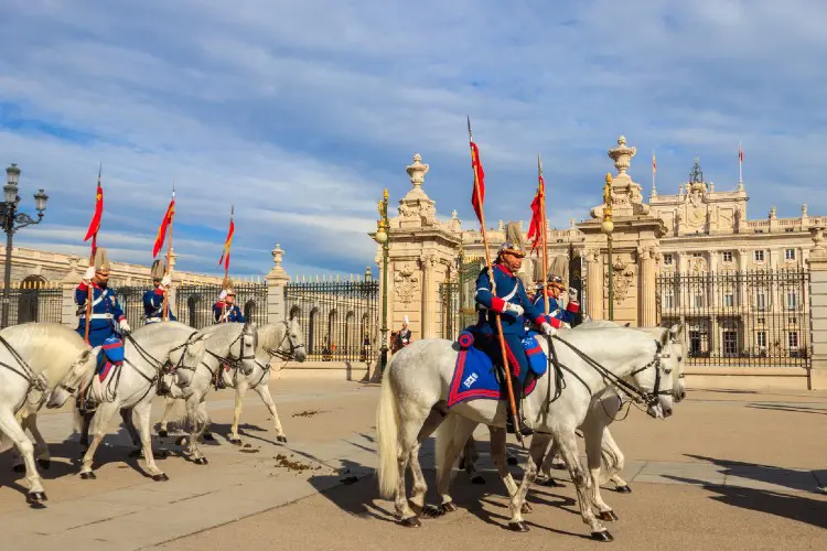 Na capital espanhola, não deixe de conhecer o Palácio Real.