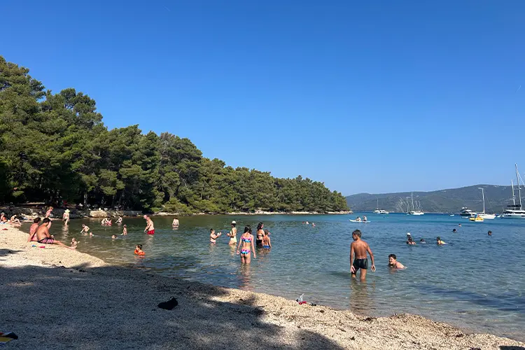 Nadar em praias com água cristalina era um dos nossos objetivos na roadtrip com crianças na Europa