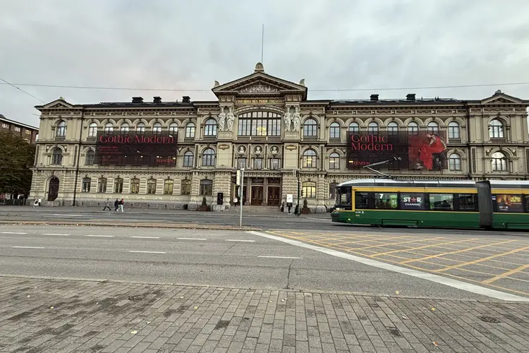 Trem em frente a ponto turístico de Helsinque, a capital da Finlândia.