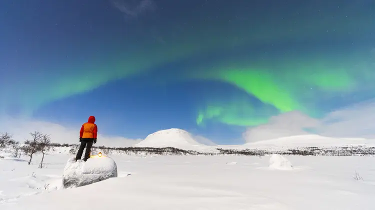 Ver a Aurora Boreal é um dos motivos para saber quanto custa viajar para a Finlândia.