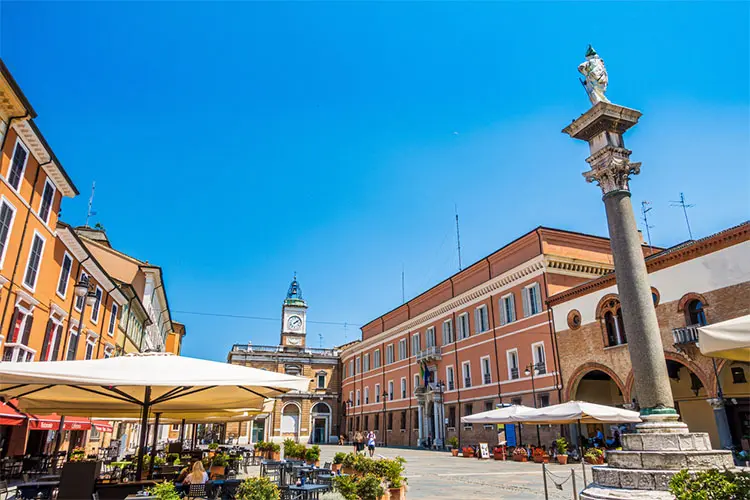 Praça no centro de Ravenna com prédios coloridos