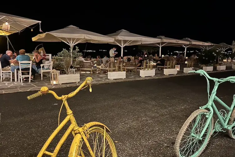 Turistas frequentam restaurantes à noite