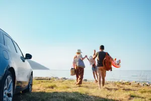 Família se dirige a praia durante roadtrip com crianças na Europa