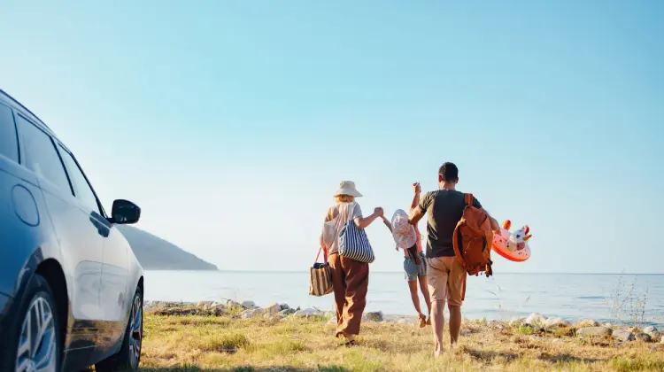 Família se dirige a praia durante roadtrip com crianças na Europa